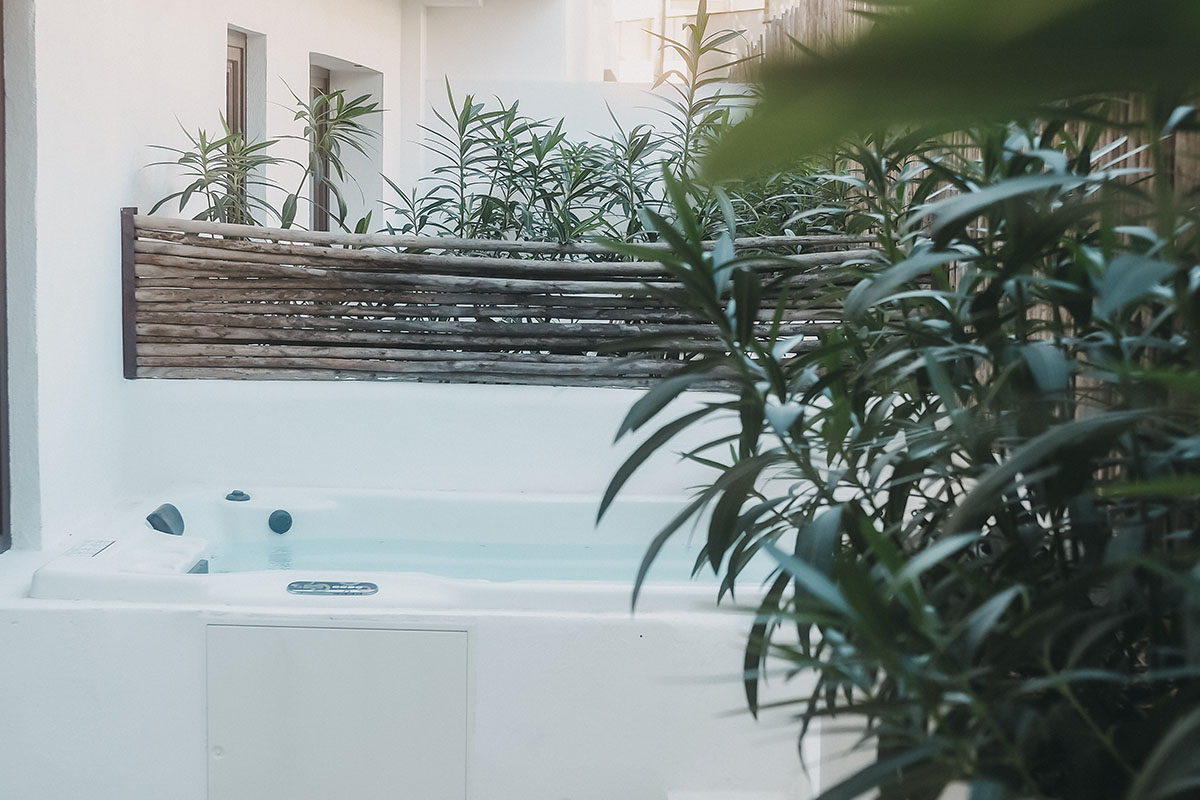 Outdoor-Whirlpool des Pueblo-Zimmers im Barefoot Hotel Mallorca mit natürlicher Holzverkleidung und viel Privatsphäre.