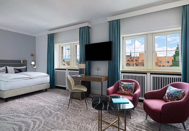 Elegantes Hotelzimmer im Hotel Elephant Weimar mit Blick auf die historische Altstadt und gemütlichem, modernen Interieur.