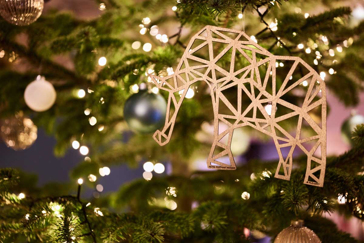 Festlich geschmückter Baum mit Elefanten-Ornament und Lichterketten im Hotel Elephant Weimar zu Weihnachten.