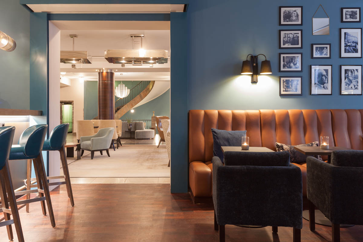 Moderne Bar mit gemütlicher Einrichtung und einladender Atmosphäre im Hotel Elephant Weimar.