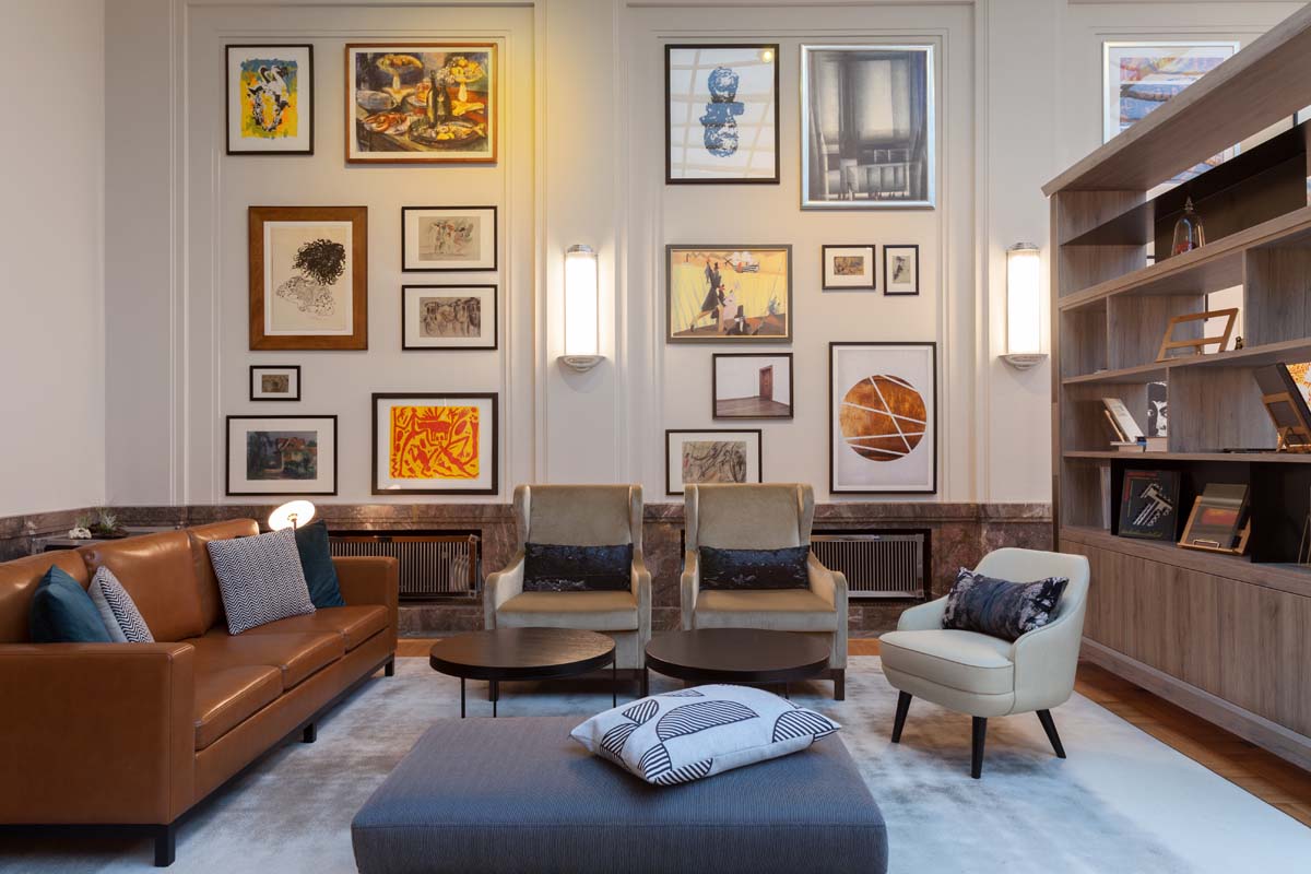 Moderner Sitzbereich im Lichtsaal des Hotel Elephant mit gemütlichen Sesseln und Kunstwerken an der Wand.