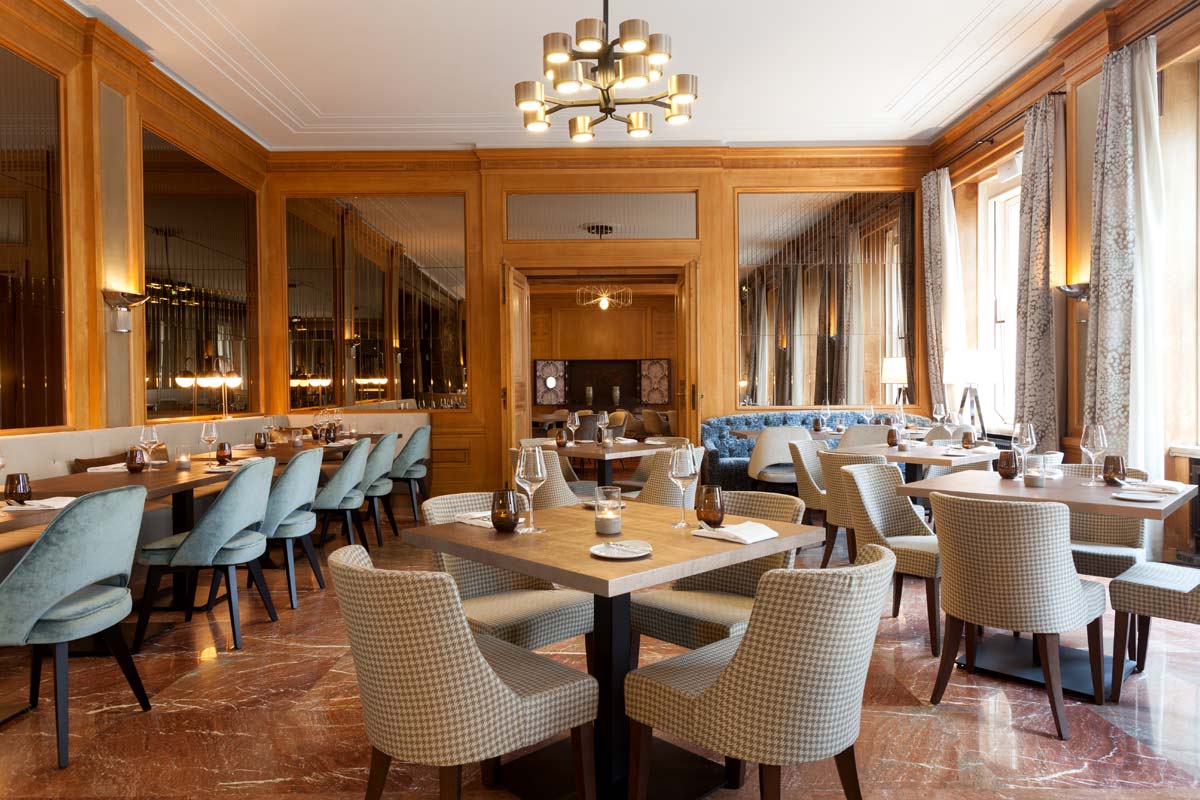 Restaurant im Hotel Elephant Weimar mit stilvollen Tischen, bequemen Stühlen und edler Einrichtung.