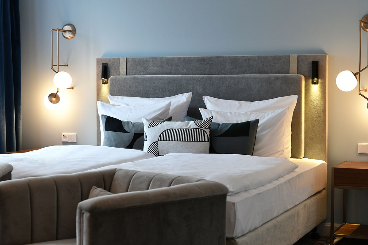 Modernes und gemütliches Bett im Grand Deluxe Zimmer des Hotel Elephant Weimar für maximale Erholung.