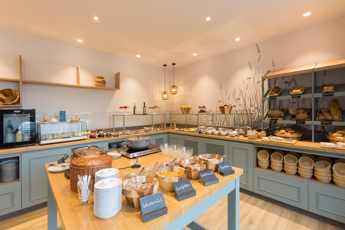 Großzügiges Frühstücksbuffet im Koopmanns Hotel mit frischen Brötchen, Aufschnitt, Müsli, Obst und warmen Speisen.