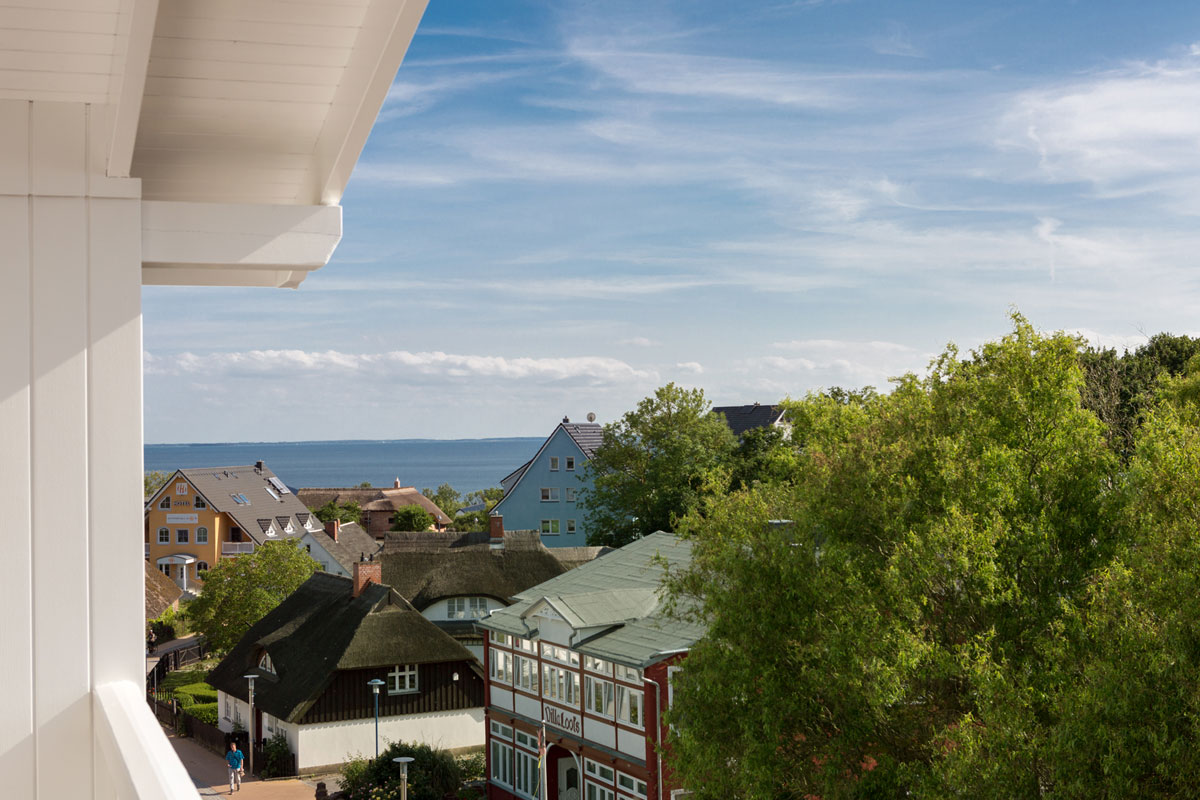 Meeresblick vom Zimmer im Koopmanns Hotel, mit malerischer Aussicht auf Häuser, Bäume und die blaue Ostsee.