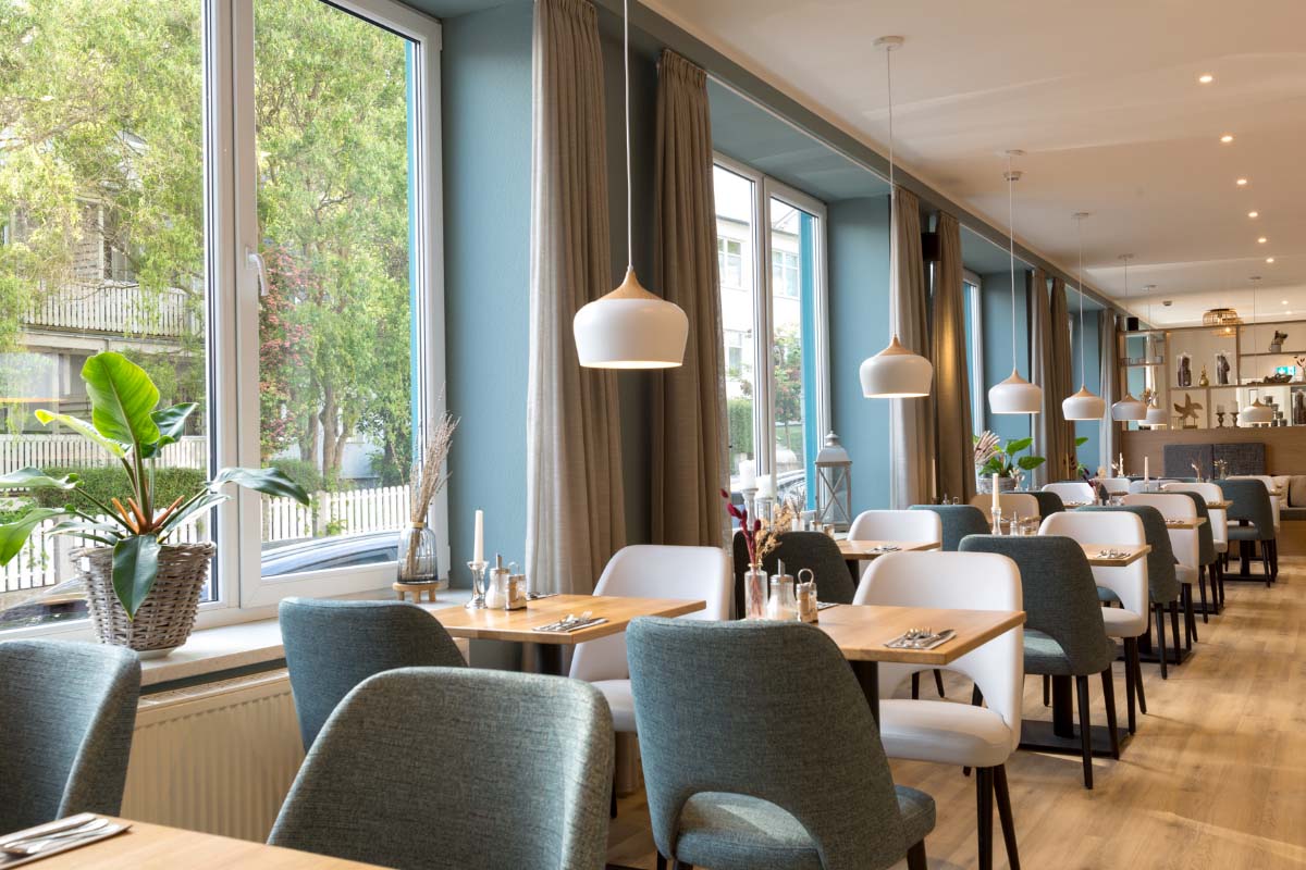 Aufnahme von gedeckten Tischen im Koopmanns Hotel und Lädchen auf Rügen.