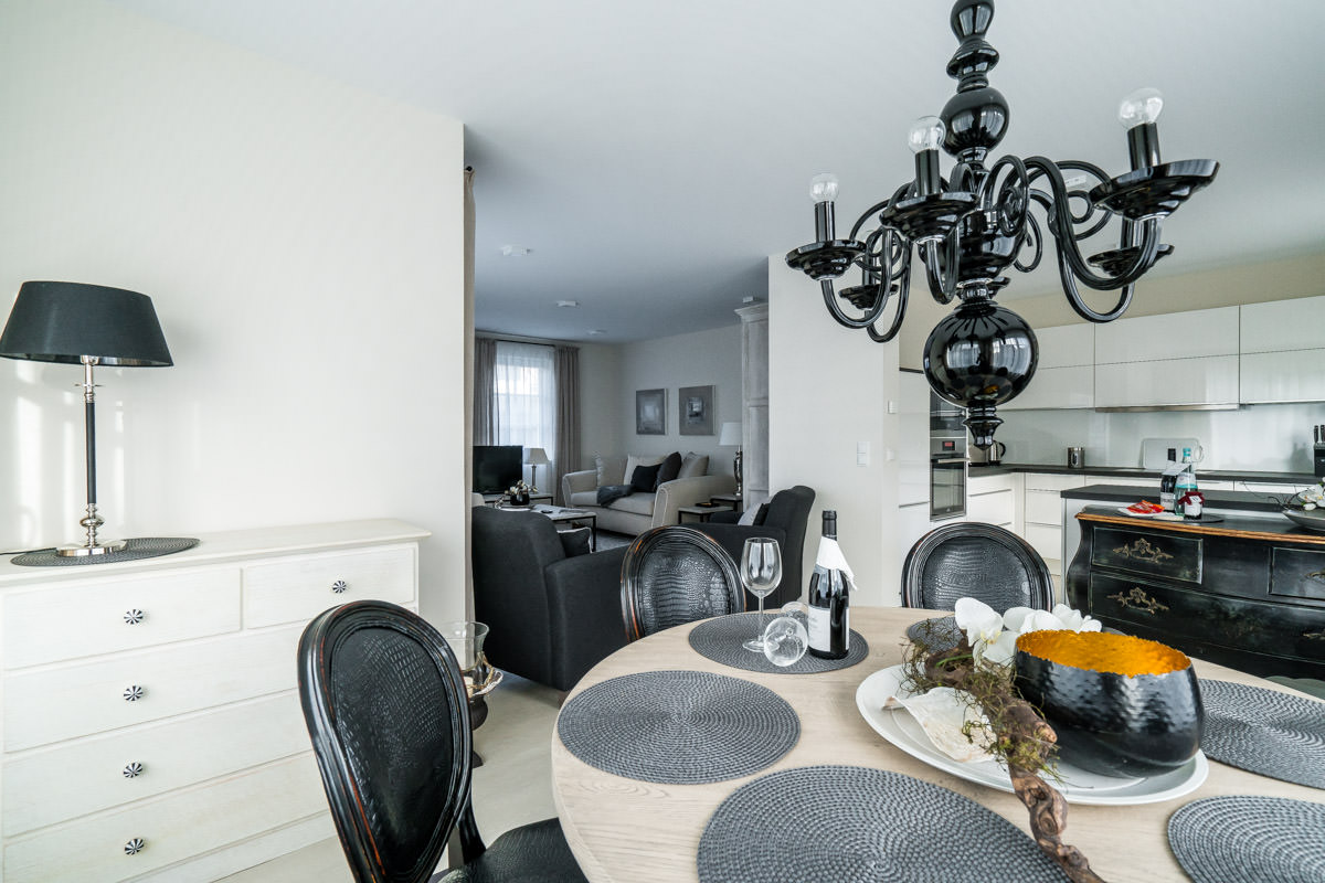 Modern dining area in the Seewind vacation home with stylish table, elegant chairs and direct connection to the kitchen.