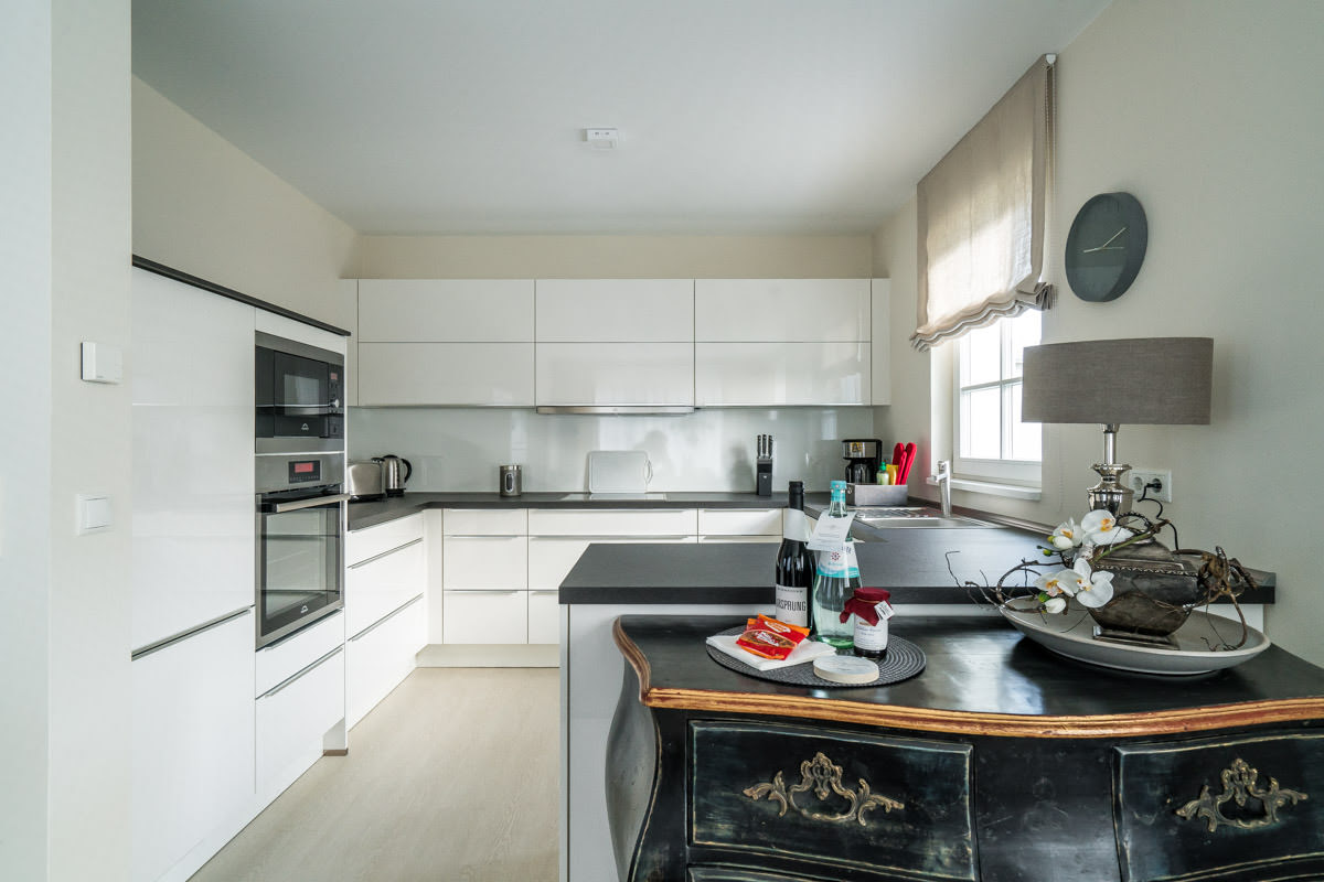 Fully equipped, modern kitchen in open design in the vacation home Seewind of the Hotel Künstlerquartier Seezeichen.