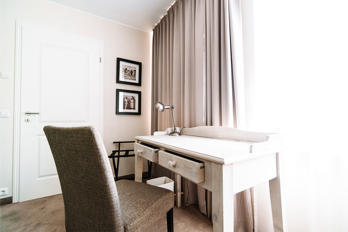 Inviting work area with desk in the Strandmuschel vacation apartment at Hotel Künstlerquartier Seezeichen.