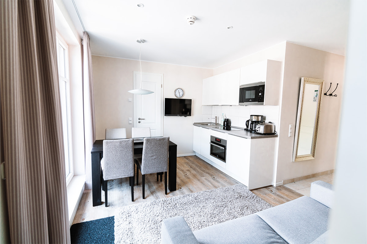 Practical kitchenette and dining area in the Strandnixe vacation apartment in the Hotel Künstlerquartier Seezeichen.