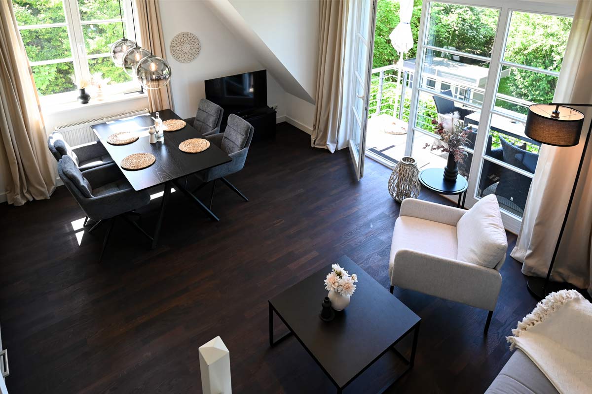 Overview of the dining and living area in the Scandinavian-style Seeadler vacation apartment, part of the Hotel Künstlerquartier Seezeichen.