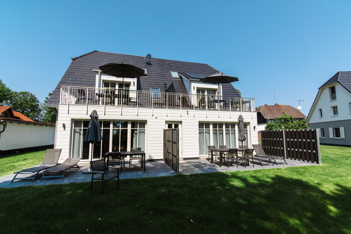 Beach villa with spacious garden, terraces and balconies in a quiet setting at the Hotel Künstlerquartier Seezeichen.