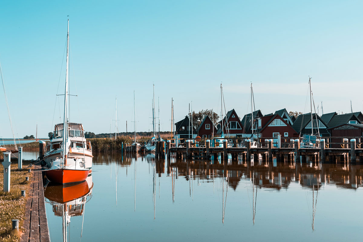 Nicht weit vom Hotel Künstlerquartier Seezeichen entfernt liegen Segelboote und malerische Fischerhäuser im Hafen.