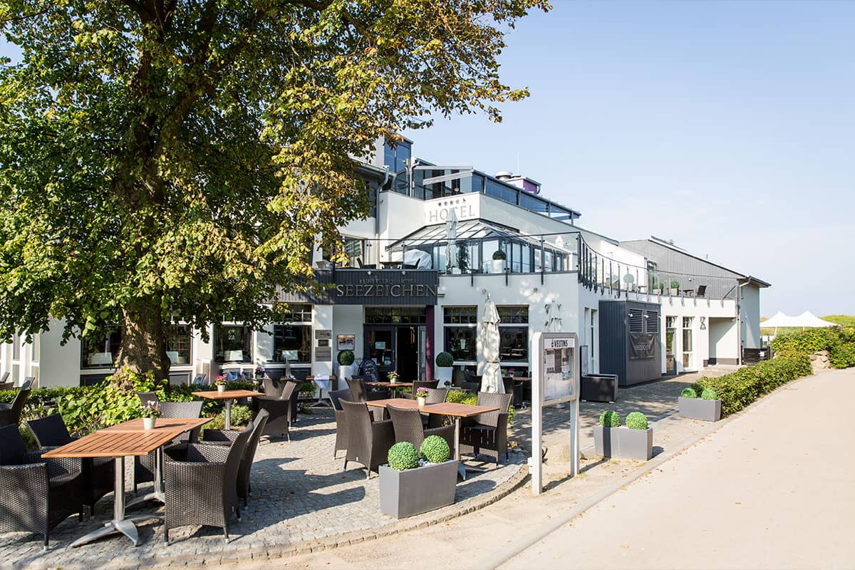 Aussenansicht des Hotels Künstlerquartier Seezeichen mit sonniger Terrasse im Urlaub im Zimmer Seezeichen.