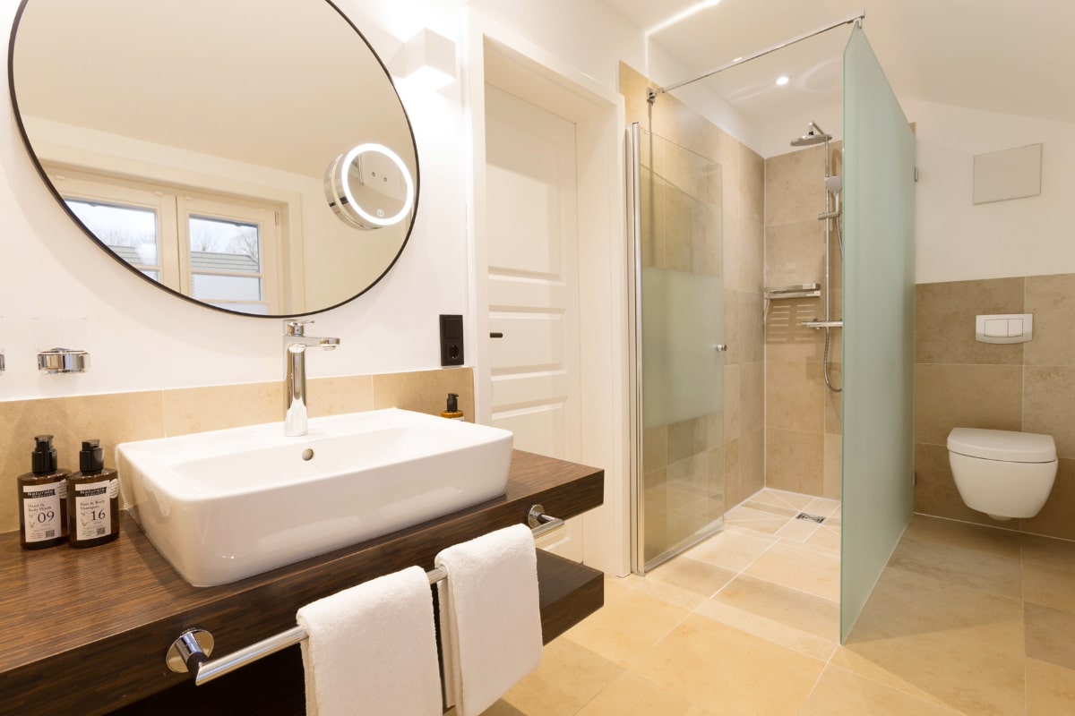 Bright bathroom with spacious shower and high-quality furnishings in the Elisabeth Suite in the Hotel Künstlerquartier Seezeichen.