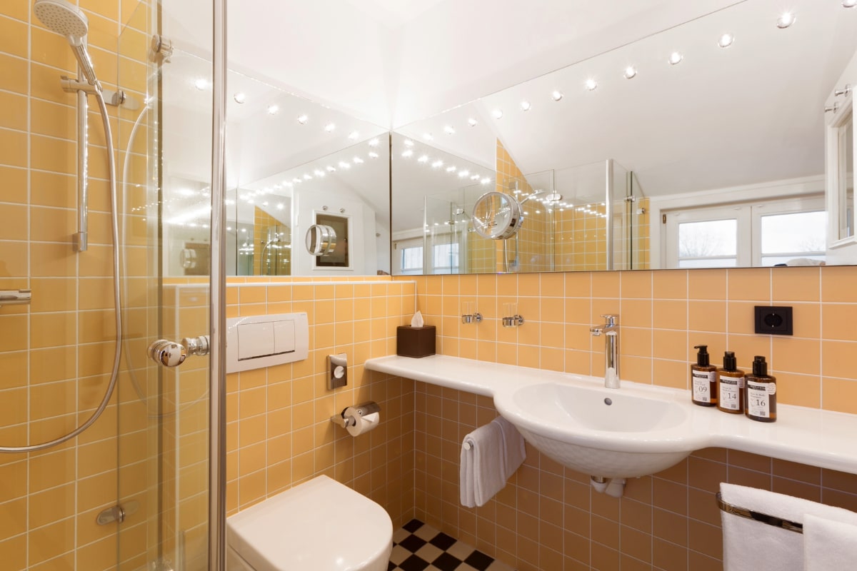 Bathroom of a double room in the Elisabeth von Eicken Hotel in Ahrenshoop.