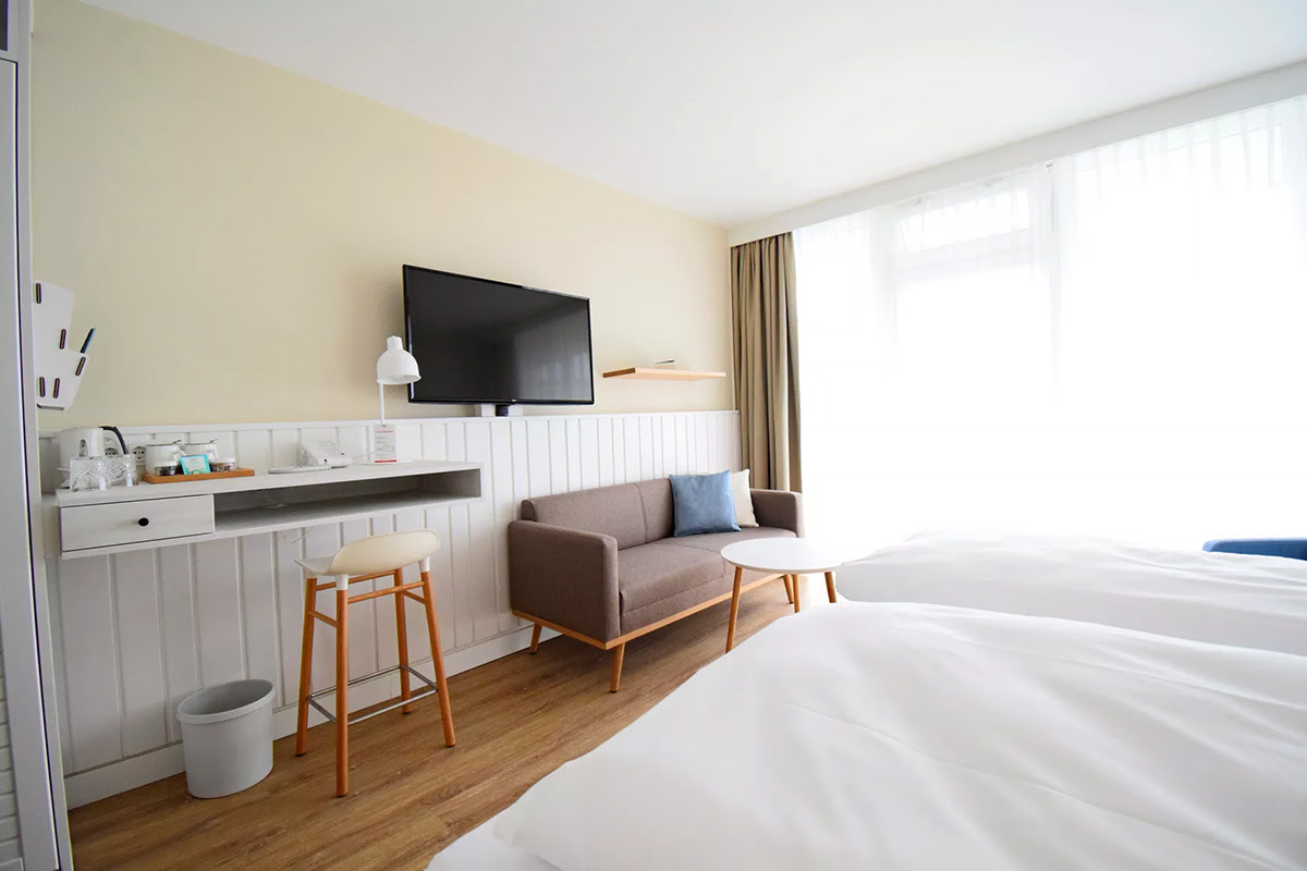 Desk with bar stool and stylish lighting, ideal for creative breaks and concentrated work at the Wyn. Strandhotel.