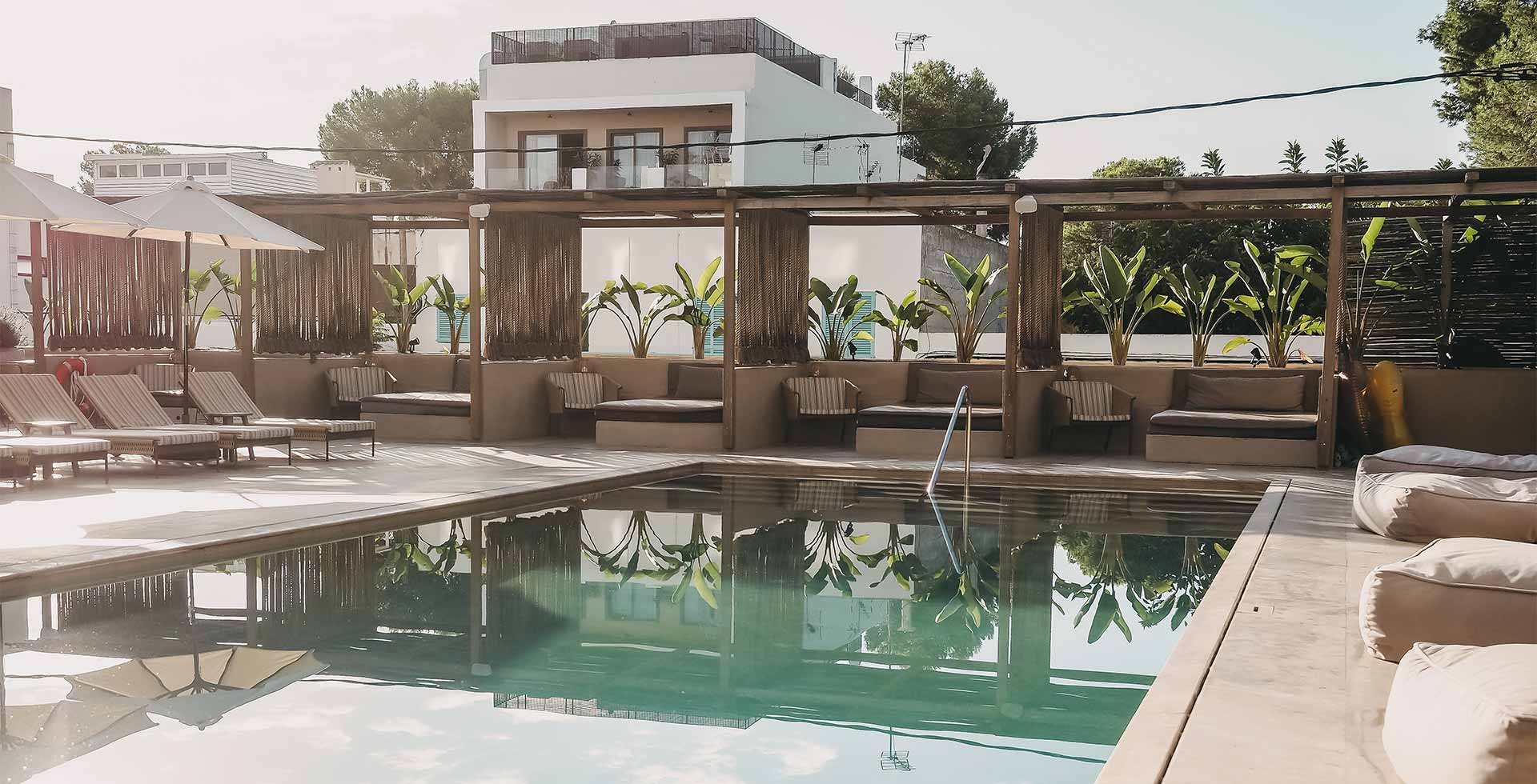 Poolbereich mit modernen Liegen, Palmen und entspannter Atmosphäre im Barefoot Hotel Mallorca.