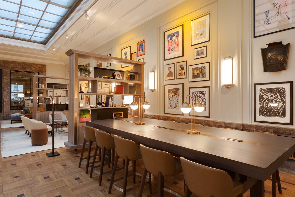 Moderner Tagungsraum im Hotel Elephant Weimar mit langem Holztisch, Kunst an den Wänden und stilvollen Leuchten.