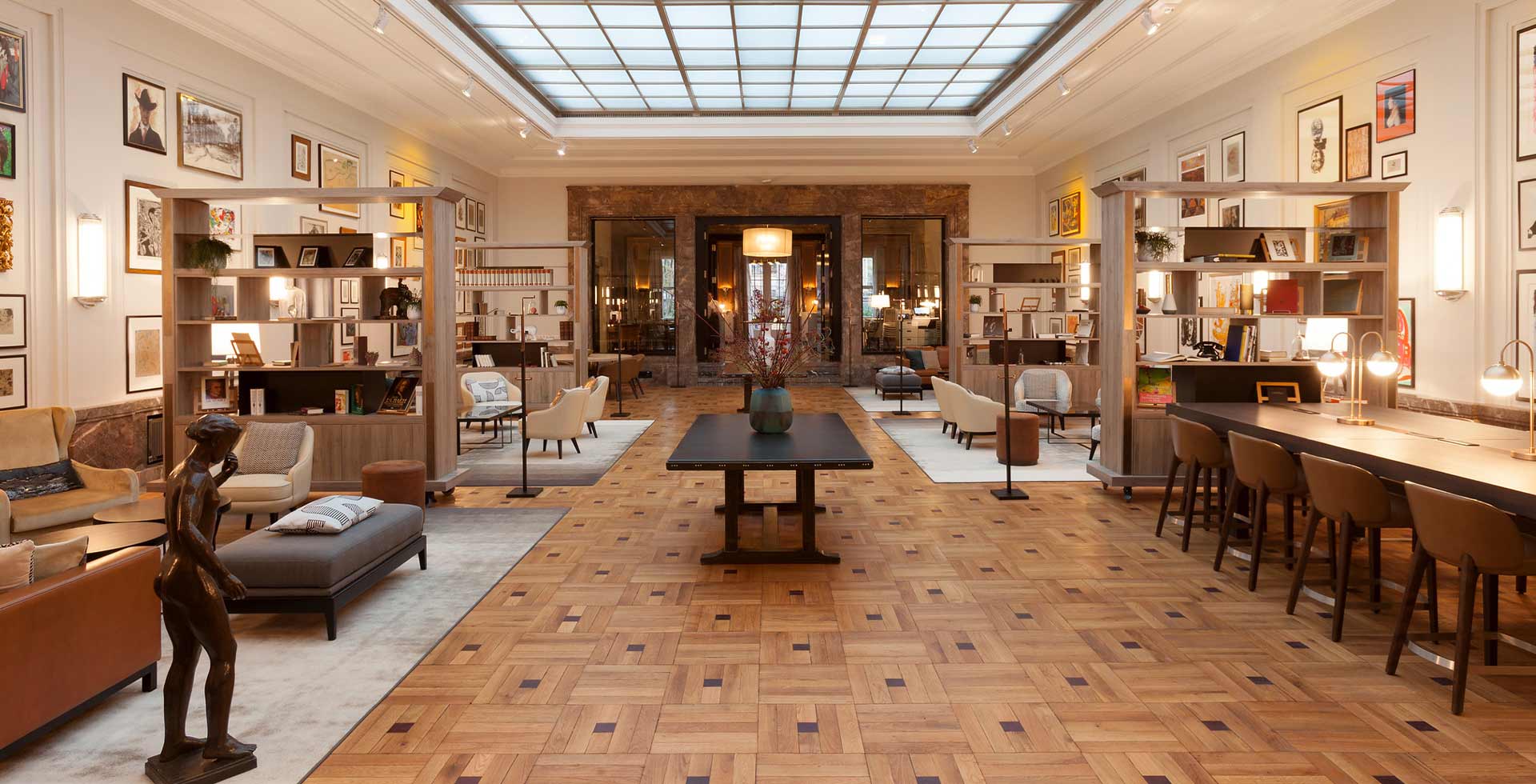 Der Lichtsaal im Hotel Elephant Weimar bietet mit seiner original erhaltenen Glasdecke, Kunstwerken und edler Innenausstattung vielfältige Zerstreuung.