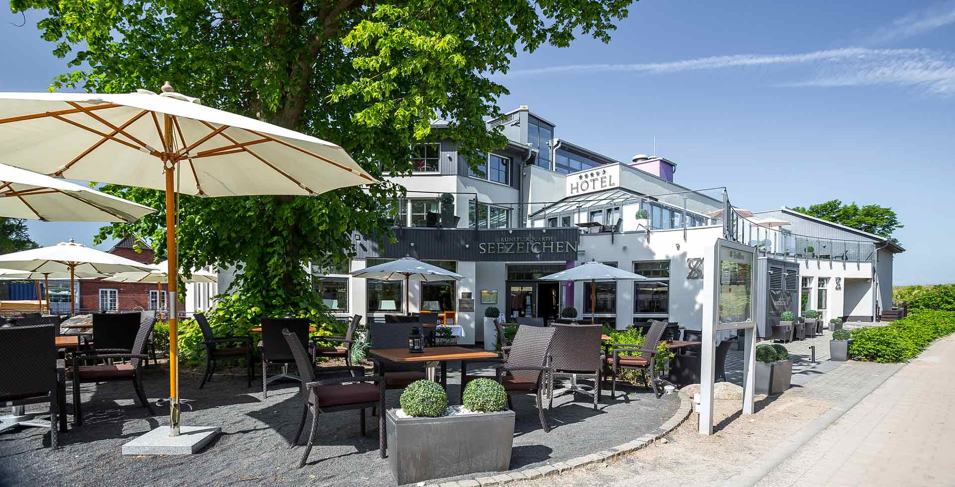 Das Künstlerquartier Seezeichen mit seinem stilvollen Außenbereich an einem freundlichen Sommertag.
